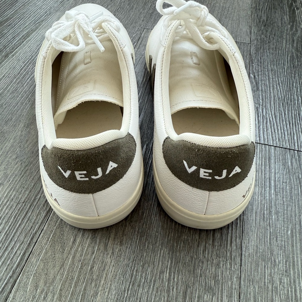 Veja Campo Leather White Sneakers with Olive Accents - Like new - Picture 4 of 6